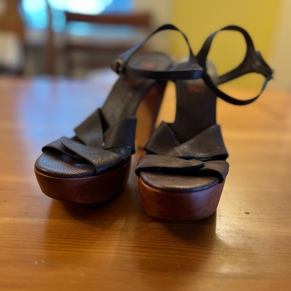 KORS Michael Kors Leather Strap Open Toe Shoes with 5 inch heel Brown.. - Picture 13 of 13